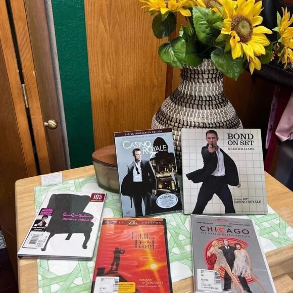 NWT James Bond Book & Movie, Fiddler On The Roof, Chicago and Paul McCarthy. - Picture 7 of 7